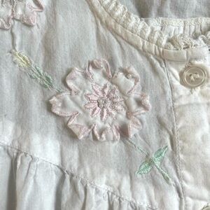 SOLD Vintage pastel pink embroidered cotton floral blouse 🤍